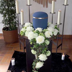 Blumen Jungnitsch in Karlsruhe, Urnenschmuck weiße rosen