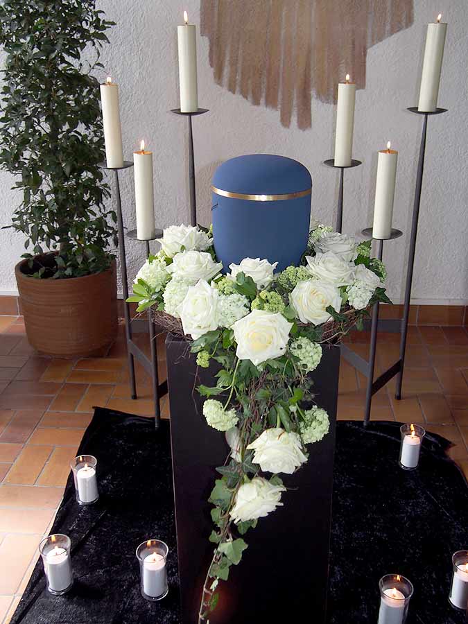 Blumen Jungnitsch in Karlsruhe, Urnenschmuck weiße rosen